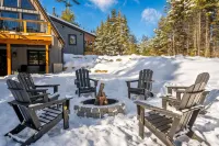Modern A-Frame~ 9min Sunday River! HotTub! FirePit! Arcade Games! Slps 12