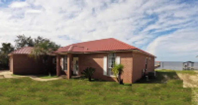 Charming 3-bedroom bay front house with WiFi and AC in fabulous Gulf Shores AL Hotels in 