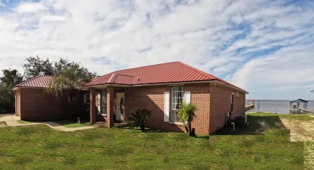 Charming 3-bedroom bay front house with WiFi and AC in fabulous Gulf Shores AL