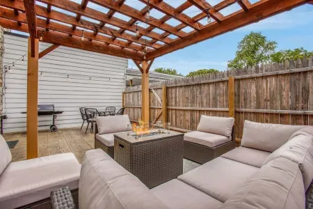 King Bed, Cozy Patio Fire-Pit Area