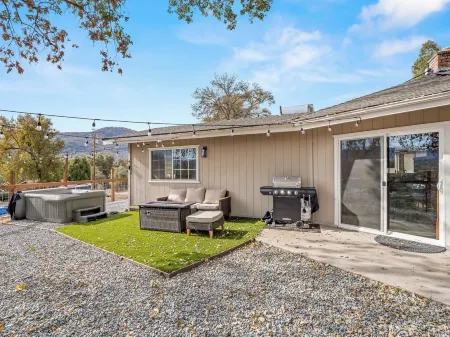 25 Mins to Yosemite - Hot Tub - BBQ - Walk to Town Отели рядом с достопримечательностью «Joe's Sew & Vac»