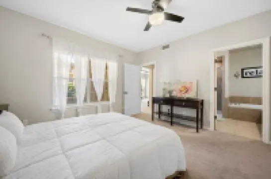 Cozy villa with a lot of natural light, and WiFi, in welcoming Lago Vista