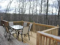 The Cardinal log cabin. Wrap around deck, firepit. Next to Pipestem resort park. Hotels in Bluestone River