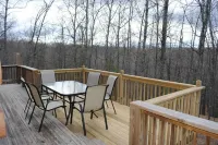 The Cardinal log cabin. Wrap around deck, firepit. Next to Pipestem resort park.