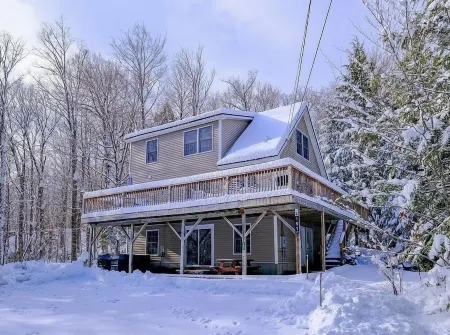 Okemo mountain house with private hot tub Отели в г. Ладлоу