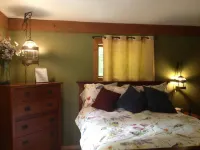 Private 70ft Lakefront Cabin,3br,3ba,Pet Friendly- Kayaks/Paddle boards provided Hotels in North Harmony