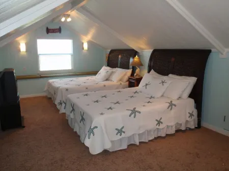 Spacious and Open Freshly Remodeled Beach House, We Rent Golf Carts!!