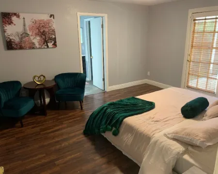 Vacation Home w/ HOT TUB, 2 MASTER BEDROOMS, HEATED POOL NEAR BEACHES! Hotels in Oldsmar