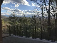 Spacious 4Br Cabin Near Dollywood – Hot Tub, Game Room & Stunning Mountain Views - Bjergudsigt