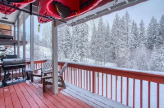 SKI IN/OUT, HOT TUB. 4 Bed 4.5 bath, 3 Kings, sleeps 20! 45 min to Glacier.