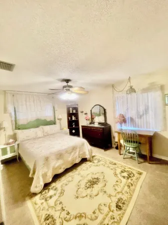 Holly's Hideaway Mt Dora Charming 2/2 in Historic District Отели рядом с достопримечательностью «Palm island»