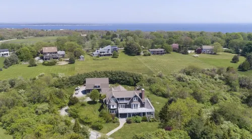 Secluded 7000sq foot  home 5 minutes from the beach and 15 minutes from Newport!