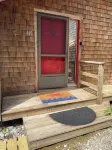 Your Cape Cod respite awaits! 5 minutes walk to quiet bay beach.
