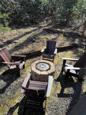 2Br/2BA Cabin Near Downtown West Jefferson  Fireplace + Workspace