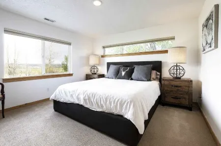 New Listing! Cozy Bear Hollow Home(Sleep 10)  w/Private Hot Tub & Mountain View.