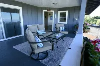 Gorgeous Ocean View, Comfortable Cool Elevation, Close to Everything!