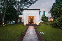 Heavensa Luxury Villas and Suites by the Clarks فنادق في Padinnoruwa