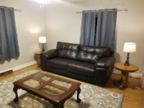 Clean and spacious house in downtown Fayetteville 林肯縣酒店