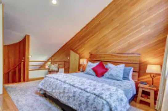 Falcon House: VT Modern Chalet w/Sauna on 25 Acres - Hike - Bike to Village