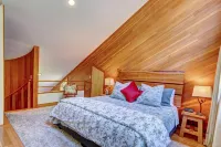 Falcon House: VT Modern Chalet w/Sauna on 25 Acres - Hike - Bike to Village
