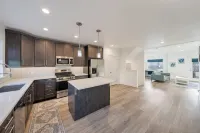 Modern Townhome By Trax Station, Close to Ski & Downtown, EV Charger & Flex Room