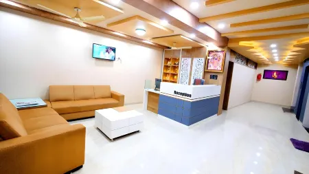 Hotel Platinum Отели рядом с достопримечательностью «Veraval Seafront»