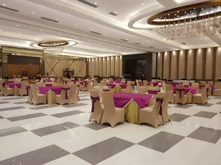 Kingston Resort Отели рядом с достопримечательностью «Moti Jheel»