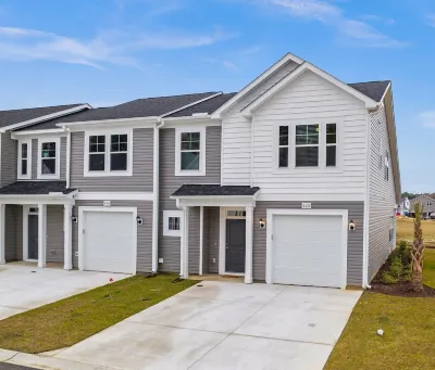 3 Bdrm Spacious Townhome, 2 Living Rooms, Pet Friendly, Cook's Kitchen, Hotels near NMB Nature Trail