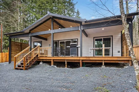 Ultimate Getaway: Movie Theater, Sauna, Hot Tub,WiFi, EV Charging,Pet-Friendly