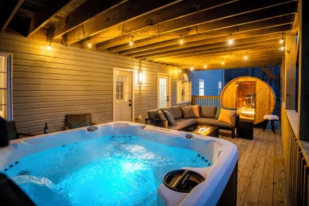 Stylish 6BR in Massanutten w/ Hot Tub, Sauna