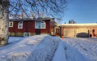 A Private City, Cabin-Feel Studio for 1 Person Hotels in Fairbanks
