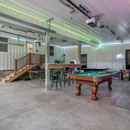 King Bed Serenity Retreat Hot Tub/Bar/Game Room