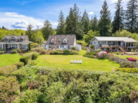 Colonial Bluff House Above the Sea by Avantstay Hotels in Langley