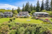 Colonial Bluff House Above the Sea by Avantstay Hotels in Langley