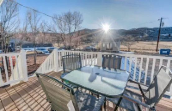 2Br Aptmt Parks Private Deck, Mountain Views!