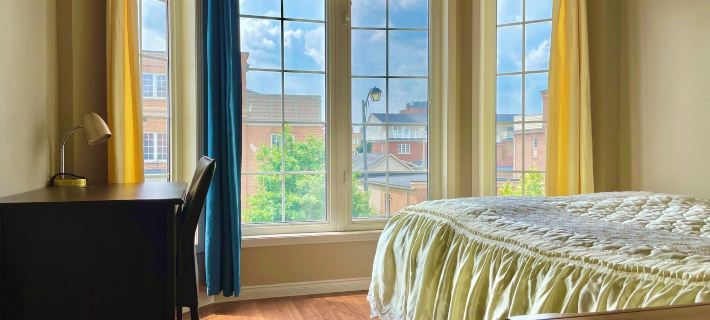 Quiet Room Around York University Subway Hotels in Торонто