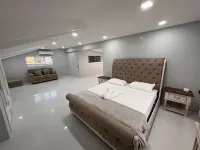 Glencoe Townhome with Loft Jacuzzi and Pool Hotels in 