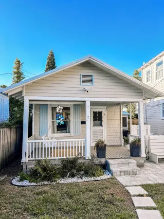 Walk to Night of Lights, Historic Home, Pets OK, Free Parking, Porch