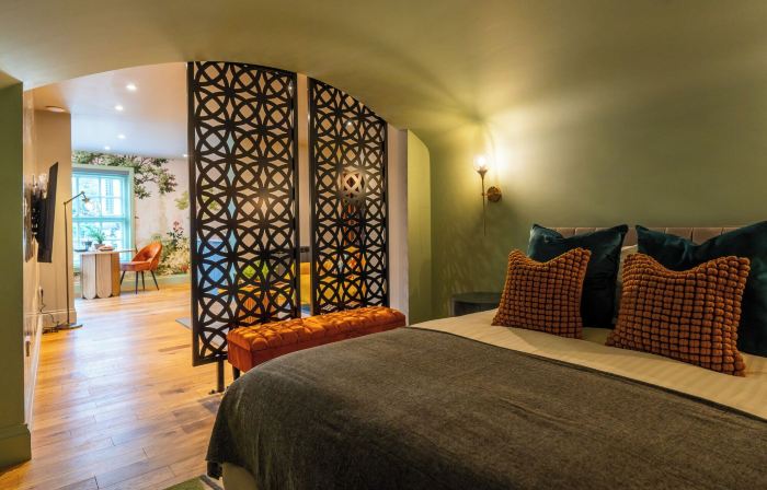 Commandery Vaults - Luxury Apartment in City Centre with Sky TV