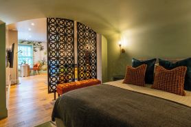 Commandery Vaults - Luxury Apartment in City Centre with Sky TV