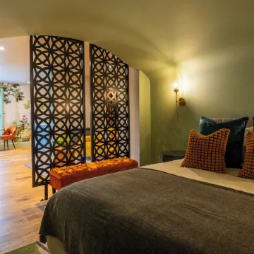 Commandery Vaults - Luxury Apartment in City Centre with Sky TV