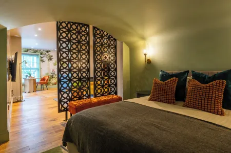 Commandery Vaults - Luxury Apartment in City Centre with Sky TV Отели в г. Уорчестер