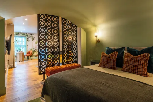 Commandery Vaults - Luxury Apartment in City Centre with Sky TV