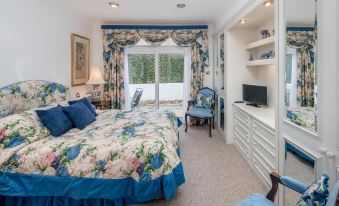 Elegant House with Rooftop Terrace