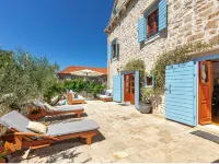 Heritage Villa Near Milna with Private Swimming Pool Hotels in Milna