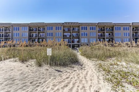 Oceanfront Beach Escape Condo with WiFi by RedAwning Отели рядом с достопримечательностью «Amelia Island Lighthouse»