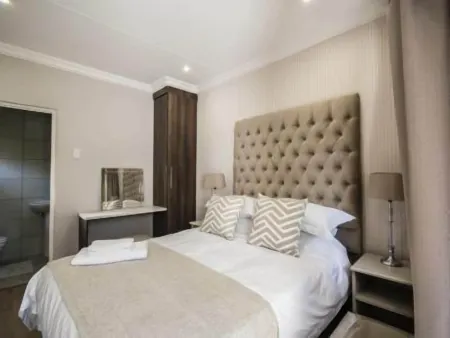 The Royal Guest House Отели в г. Клерксдорп