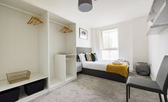 Sophisticated 2 Bed Flat with Balcony in Acton