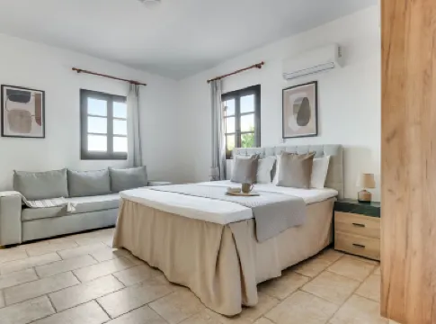 Spacious 7-Bdr Villa with Pool & Sea View Hotels in 