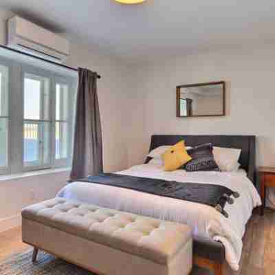 North House - Unique and Sunny Top Floor Old Quebec Gem Rooms